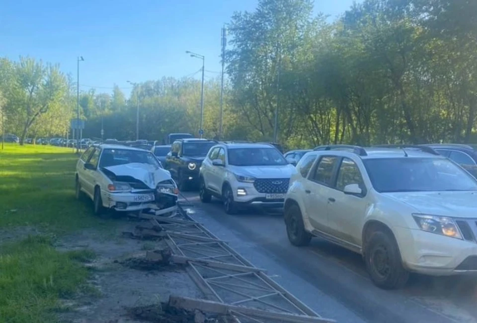 Водитель не справилась с управлением и врезалась в железное ограждение.