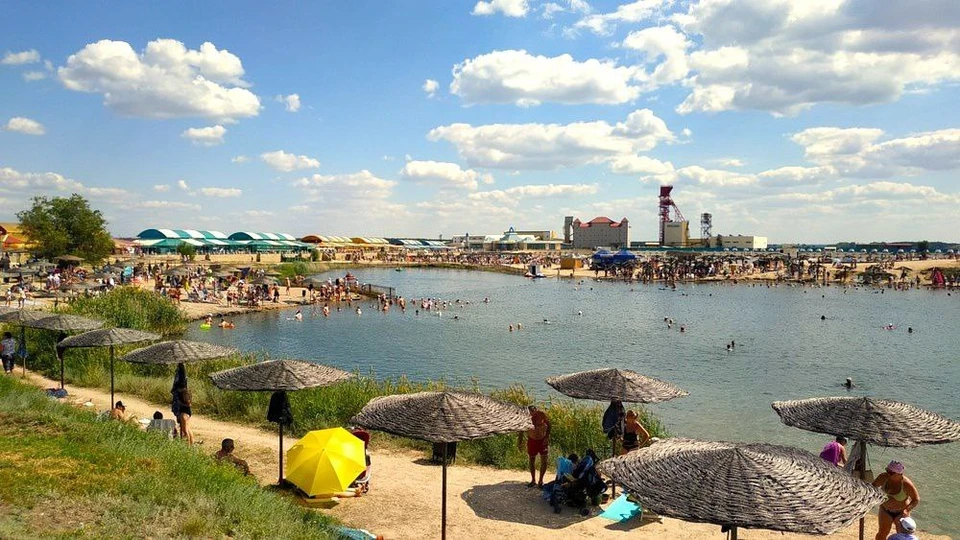 Людей просят пользоваться душевыми на курорте.
