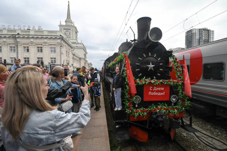 Все хотели сохранить этот день на память в своих телефонах.