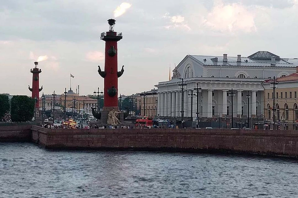 Факелы Ростральных колонн зажгут 9 мая дважды. Фото: vk.com/energycomspb