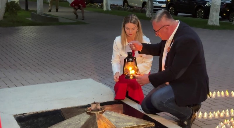 Частичку Вечного огня, привезённого сегодня представителями Блока Победа из Москвы зажгли и в Оргееве