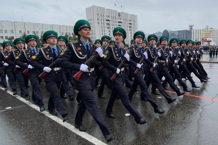 Больше трех тысяч военнослужащих и 140 единиц техники: в Хабаровске прошел главный парад в честь 80-летия Великой Победы