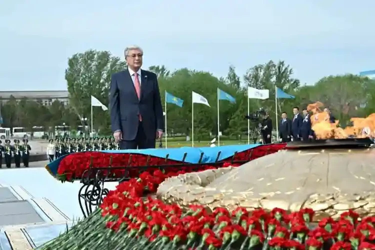 Касым-Жомарт Токаев поздравил казахстанцев с Днем Победы