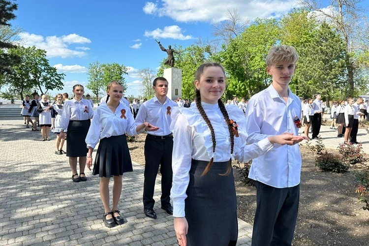 80 пар закружили в вальсе: Ученики двух школ на Кубани устроили флешмоб ко Дню Победы