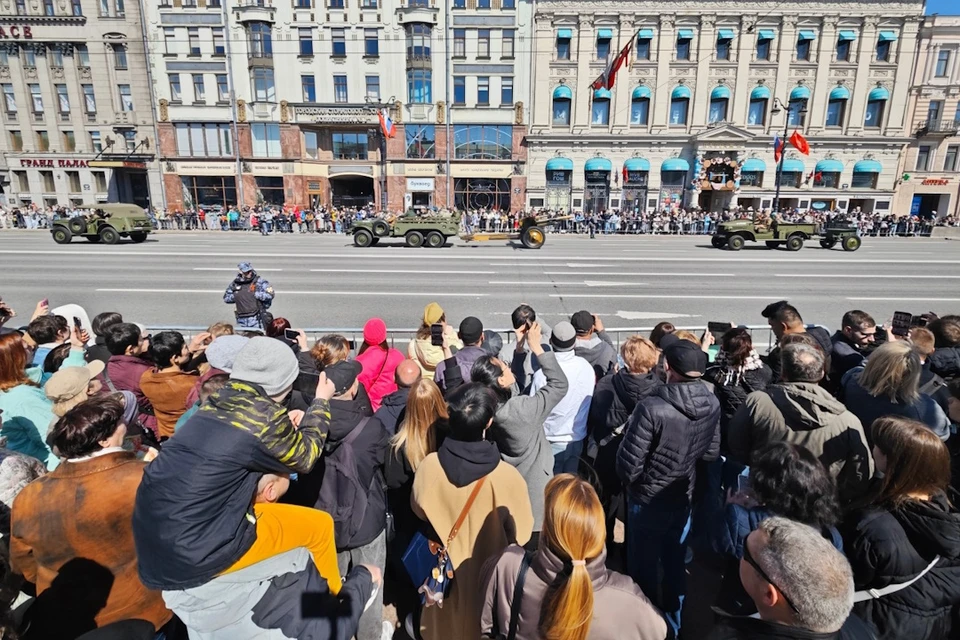 Парад ретротехники прошел по Невскому проспекту.
