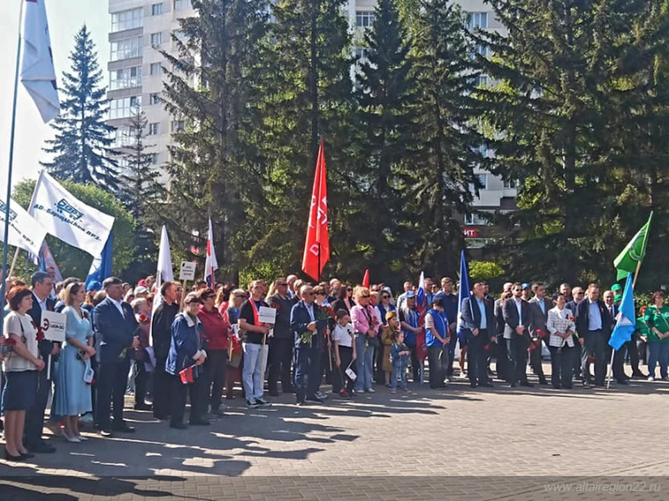 Возложение цветов у стелы заводам Победы