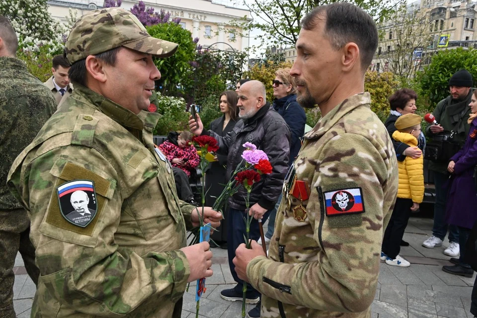 Ветераны СВО встречаются и поздравляют друг друга у Большого театра с 9 Мая