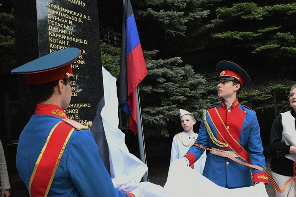 В Макеевской школе №5 открыли отреставрированный Обелиск Славы. Фото: Администрация Макеевки
