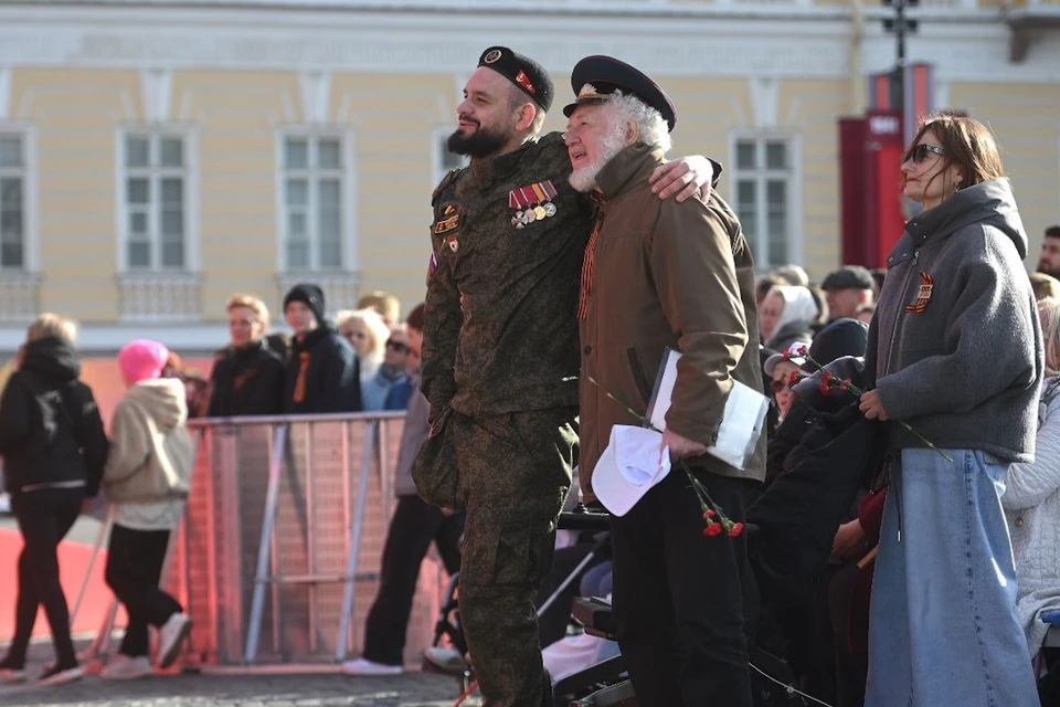 Трогательный снимок дедушки и ветерана СВО на Дне Победы полюбился пользователям Сети.