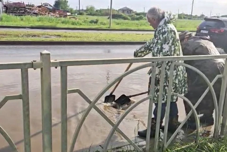 Коммунальщики убрали мешающийся предмет и вода быстро ушла. Фото: пресс-службы администрации Ставрополя.