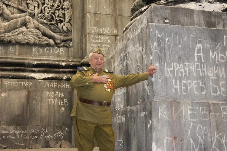 Стало известно, о чем Путин говорил с 99-летним ветераном во время парада: "Он был по-настоящему счастлив"