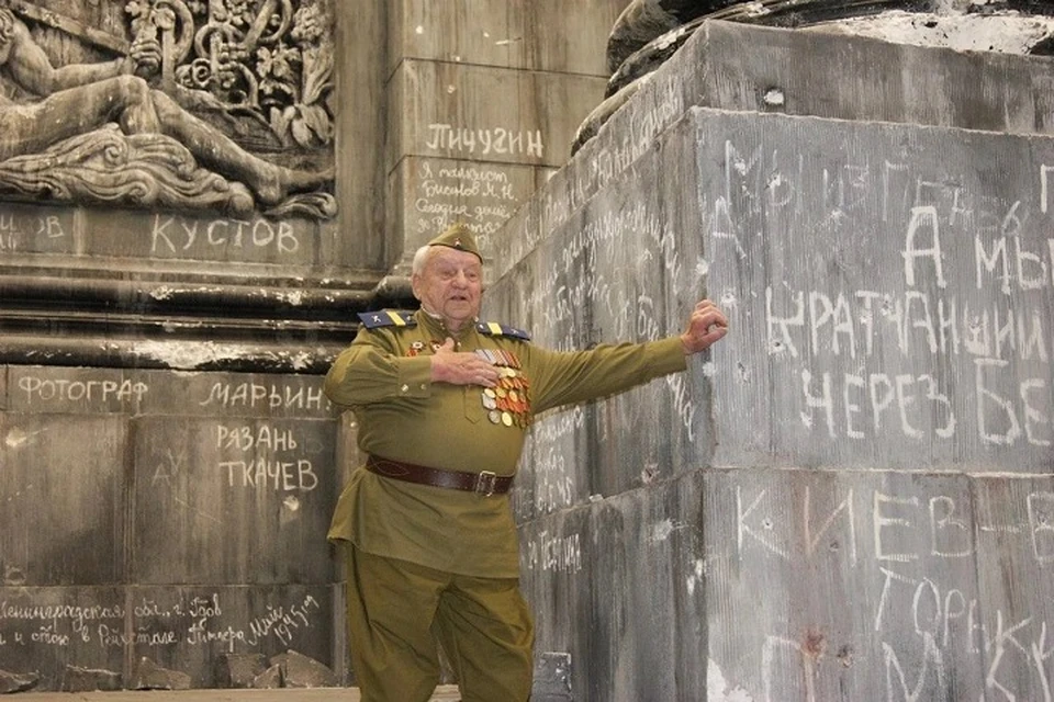В беседе с президентом России Евгений Алексеевич Знаменский рассказал, что написал на стене Рейхстага. Фото: личная страница в соцсетях
