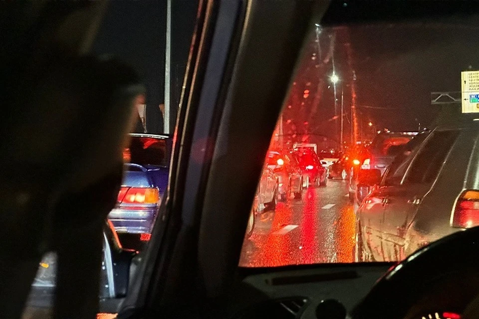 Пробка на Левобережной постепенно сокращается