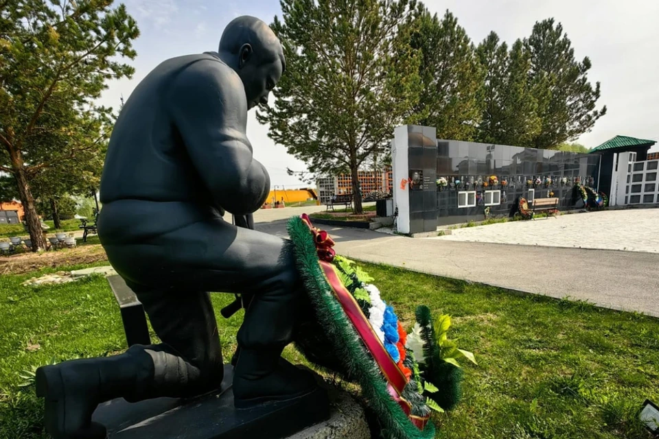 Сотрудники возложили цветы к скульптуре воина и в колумбарии. Фото: Пресс-служба Новосибирского крематория