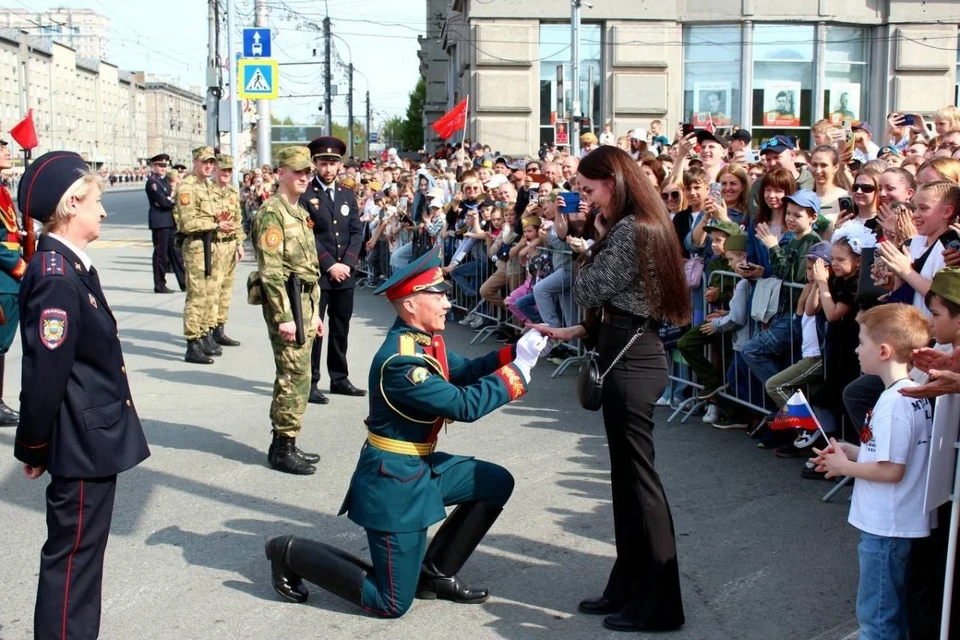 Курсант встал на колено. Фото: Предоставлены Максимом Подгорбунским
