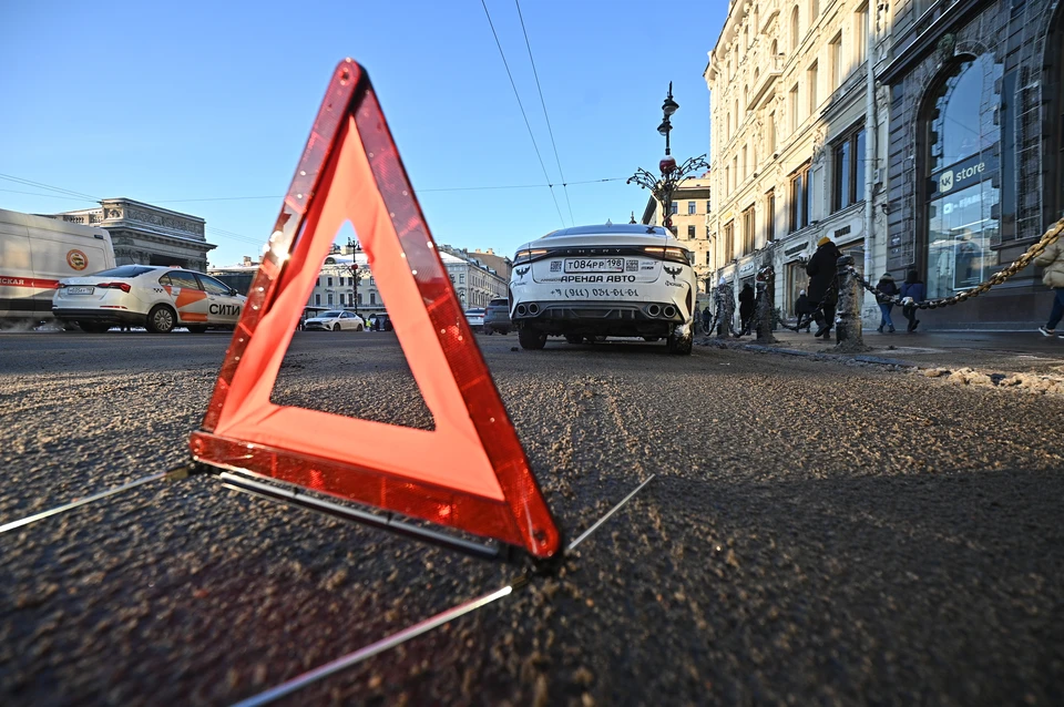 Движение по трассе полностью заблокировано в обоих направлениях.