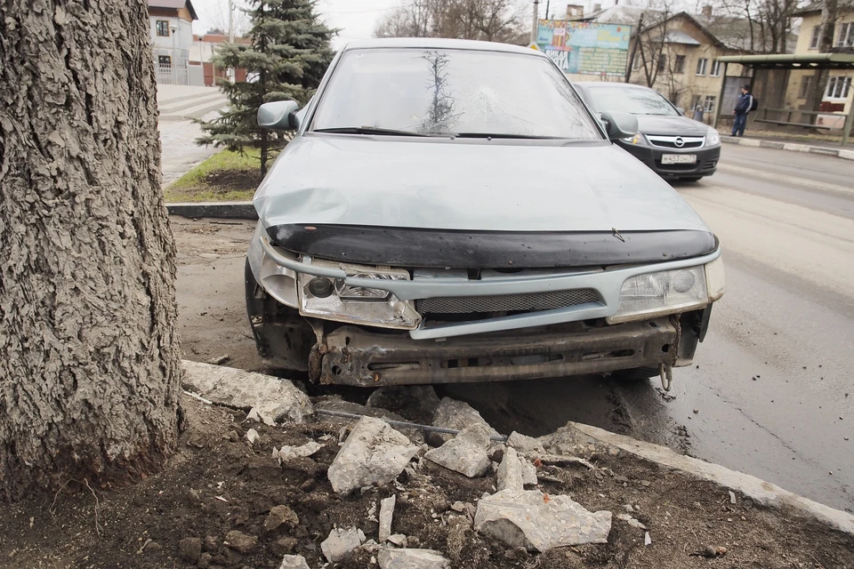 В Туле иномарка врезалась в дерево: двое пострадавших