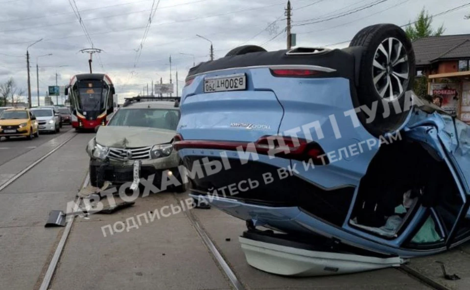 На Демидовской плотине в Туле перевернулся автомобиль Chery. Фото: "Автохамы и ДТП. Тула".