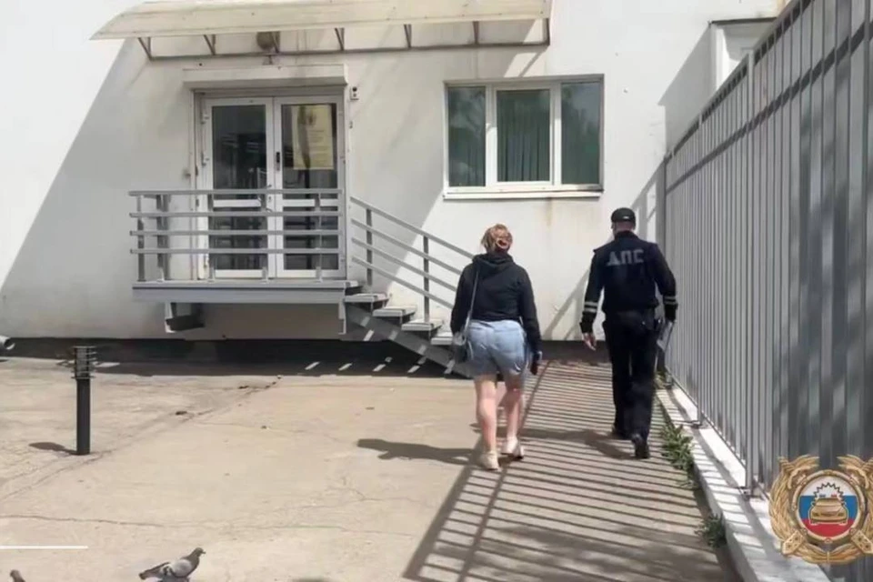 Сотрудники полиции доставили женщину в следственные органы для дачи показаний. Фото: Госавтоинспекция Иркутской области
