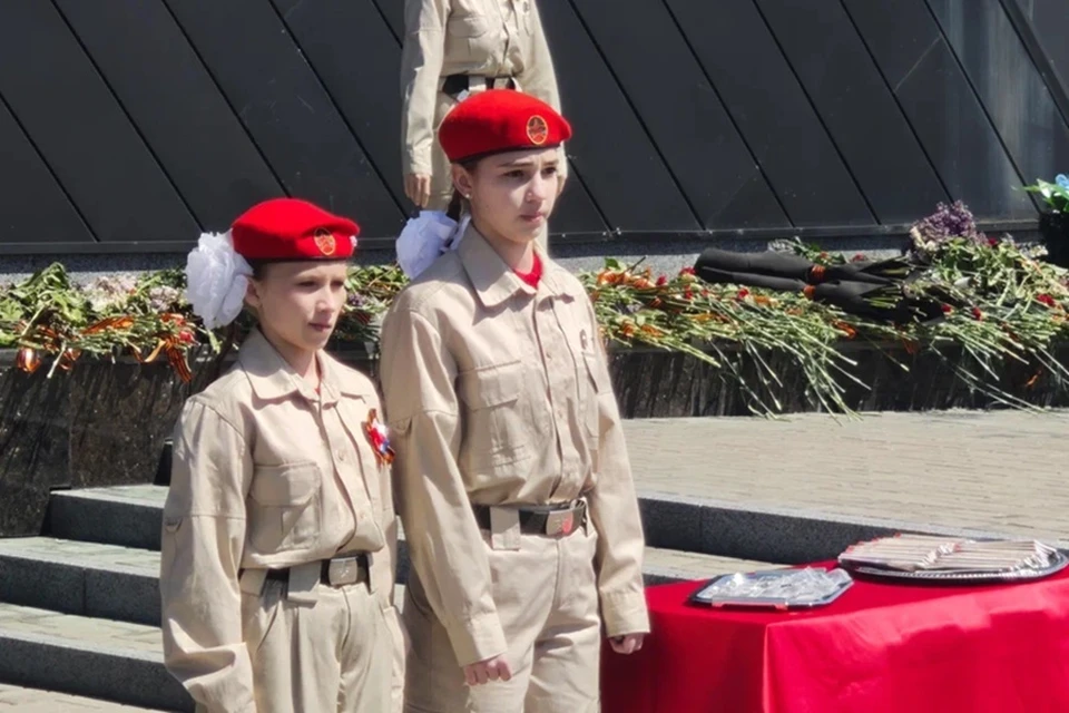 Юнармейцы дали клятву у монумента «Твоим освободителям, Донбасс» в Донецке