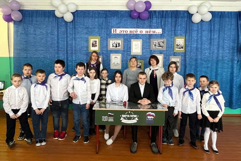 Школьники за «Партой героя». Фото: пресс-служба правительства Тверской области
