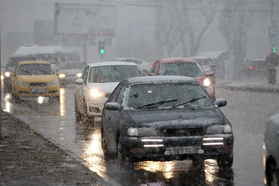 Водителям советуют отказаться от поездок на личном авто в непогоду
