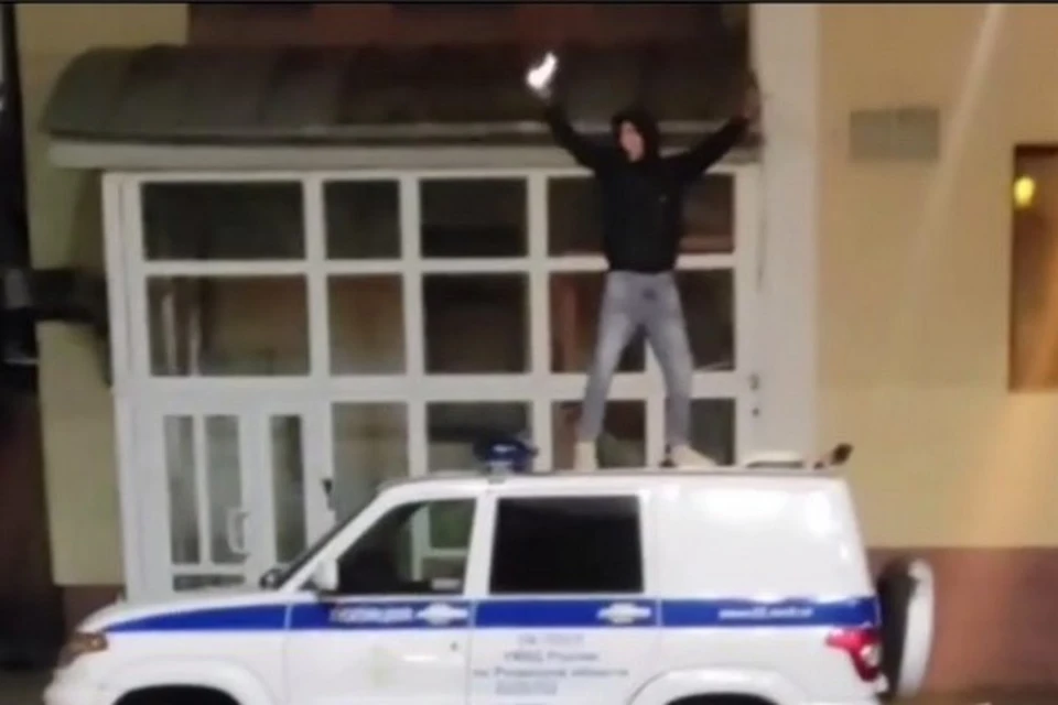 Юноша забрался на крышу полицейского автомобиля в центре Рязани.