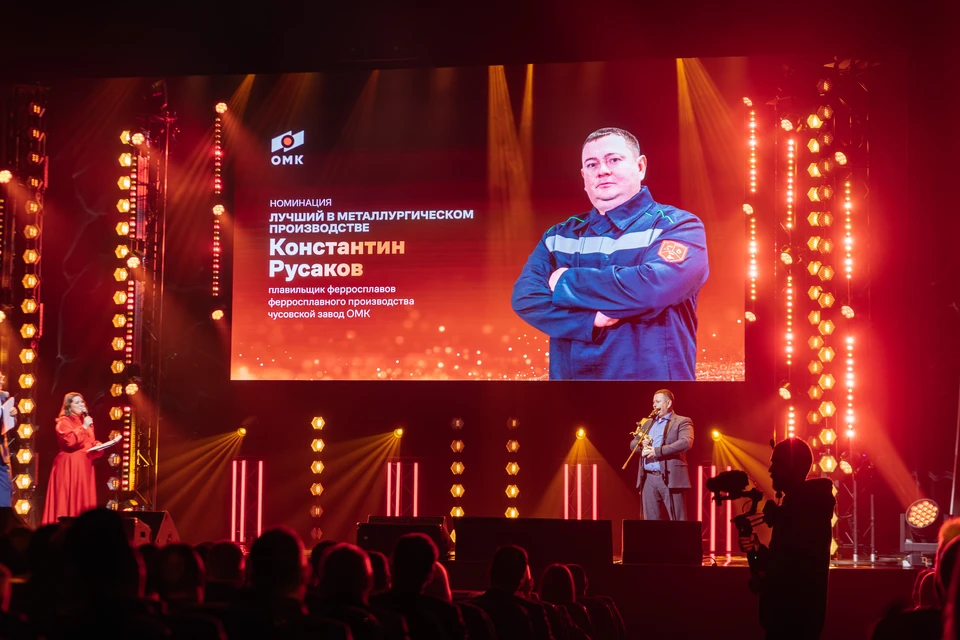 Плавильщик ферросплавов Константин Русаков стал победителем премии имени братьев Баташевых – главной корпоративной награды ОМК. Фото: пресс-служба ОМК