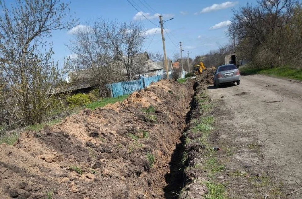 Коммунальщики заменили аварийные участки трубопровода различного диаметра в городе Волноваха и поселке Новотроицкое. Фото: Минстрой ДНР