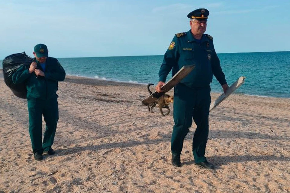 В Геническе сотрудники МЧС и казаки собрали на берегу моря 450 кг мусора Фото: ГУ МЧС России по ХО