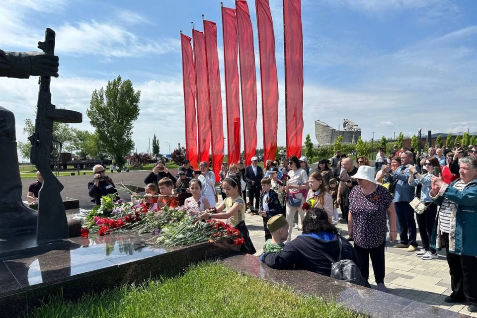 Дети и взрослые возложили цветы к памятнику "Советскому солдату - Фото: Центр поддержки украинцев "Другая Украина" в Ростове-на-Дону