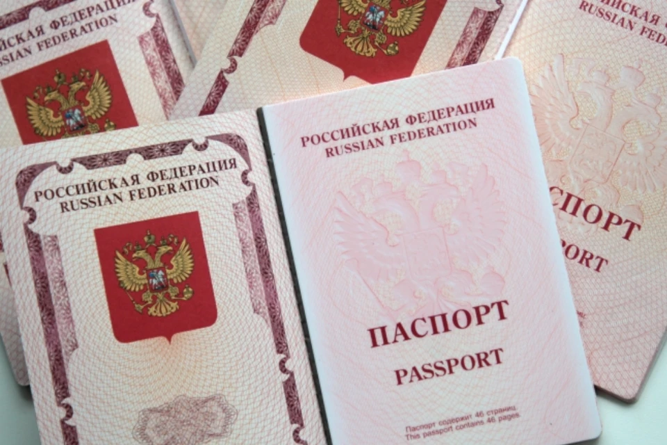 Загранпаспорт был с ошибкой, его изъяли в аэропорту.