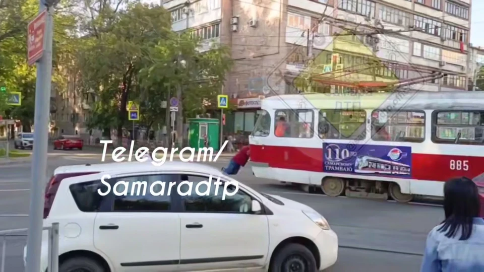 Самарец оттолкнул трамвай. Фото: https://t.me/samaradtp/48411
