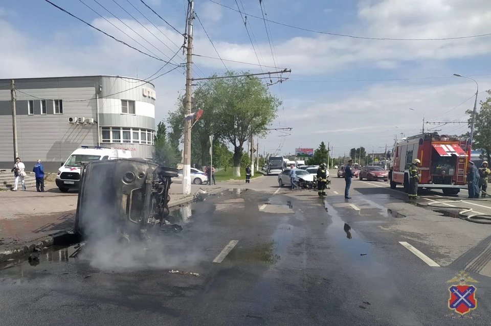 Машина загорелась в результате ДТП.