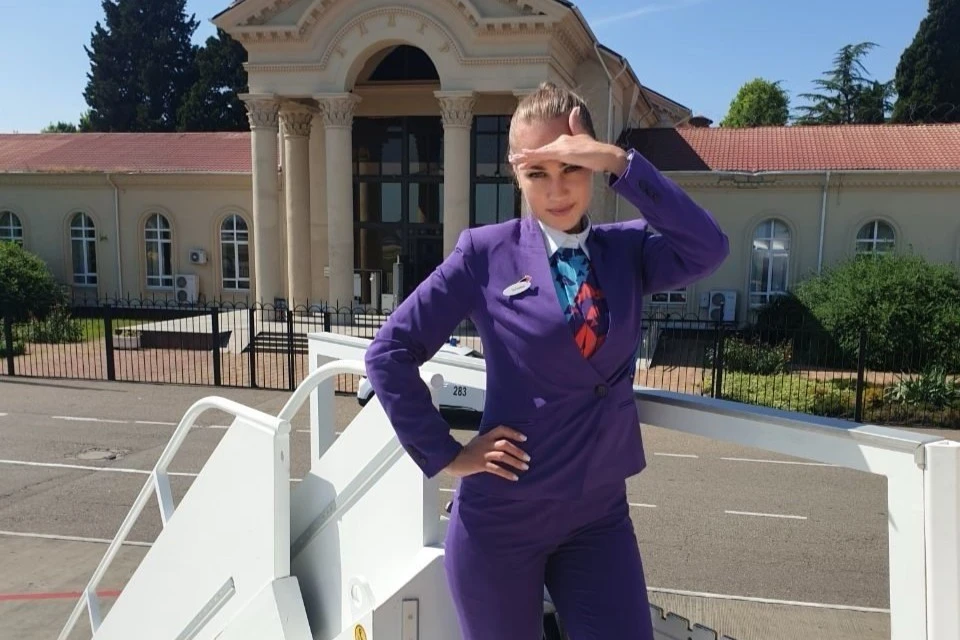 Десять лет назад воркутинка Татьяна Метелёва даже подумать не могла, что однажды свяжет свою жизнь с небом и будет работать стюардессой. Фото: личный архив.