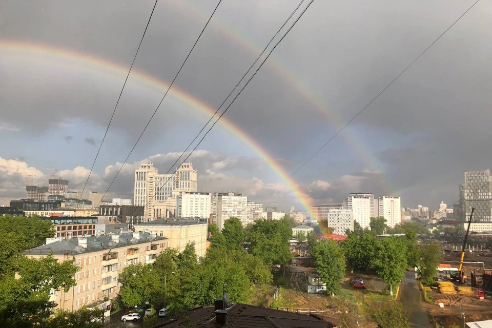В столичном небе после дождя появилась радуга. Фото: Екатерина Деева