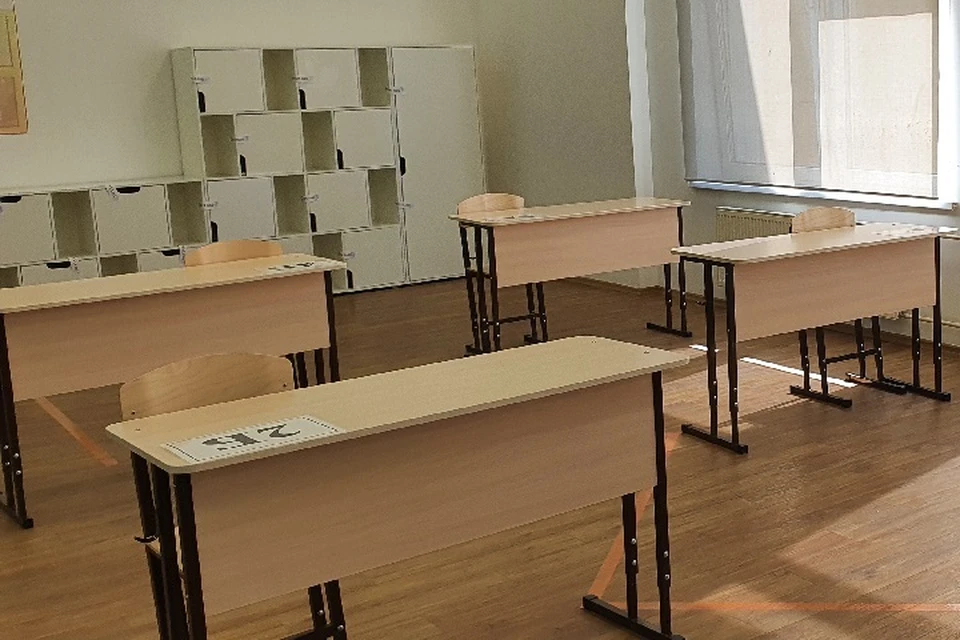 Сейчас в помещениях образовательного учреждения проводят дезинфекцию.