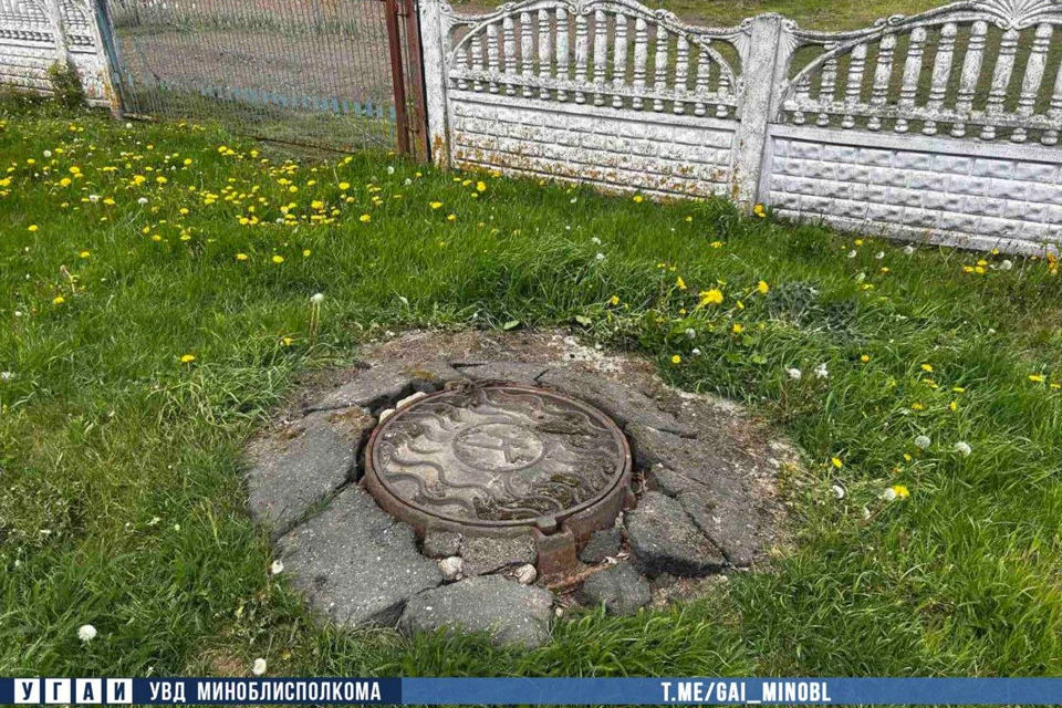 Водитель трактора погиб, наехав на люк колодца у дома под Пуховичами. Фото: УГАИ УВД Миноблисполкома