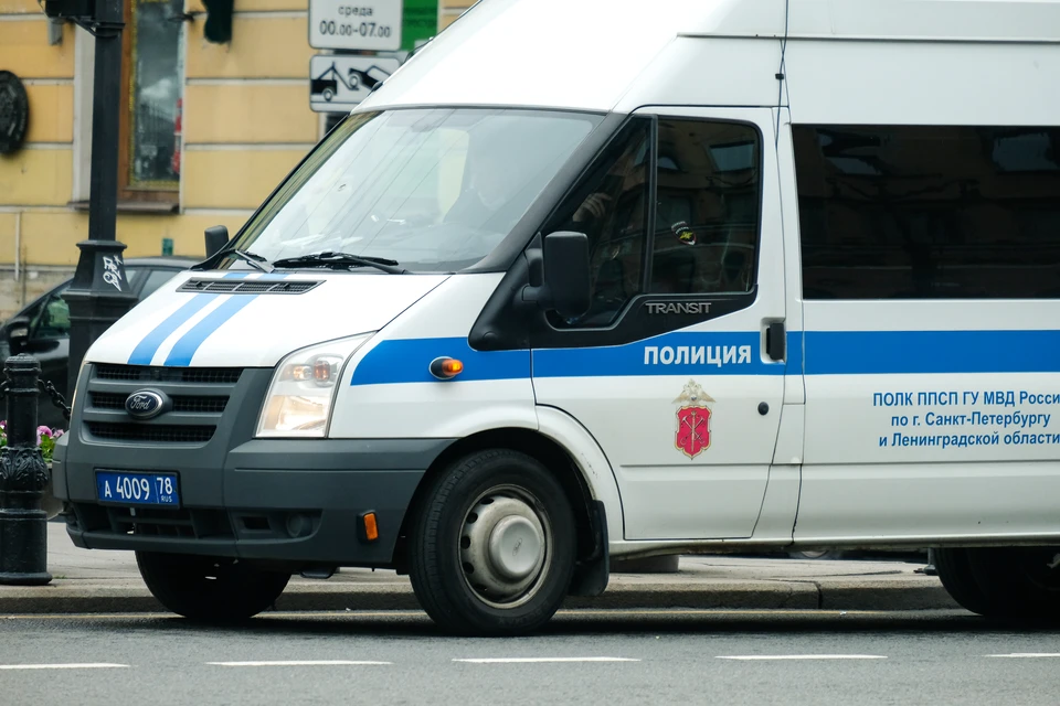 40-летний мужчина начал нецензурно ругаться на контролера-кассира.