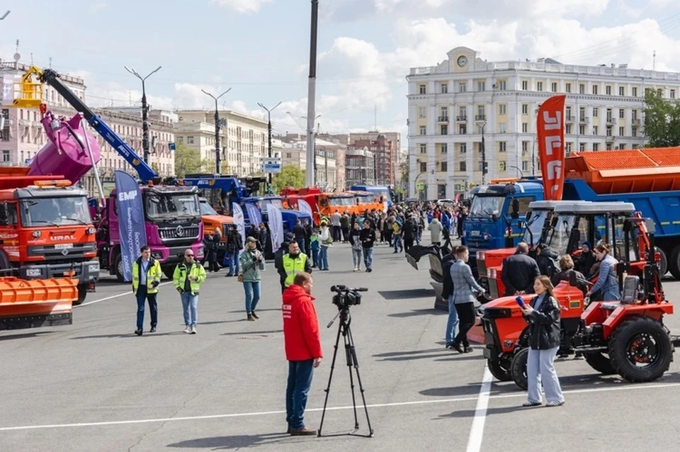 Впервые парад дорожной техники на площади Революции прошел в мае 2024 года.