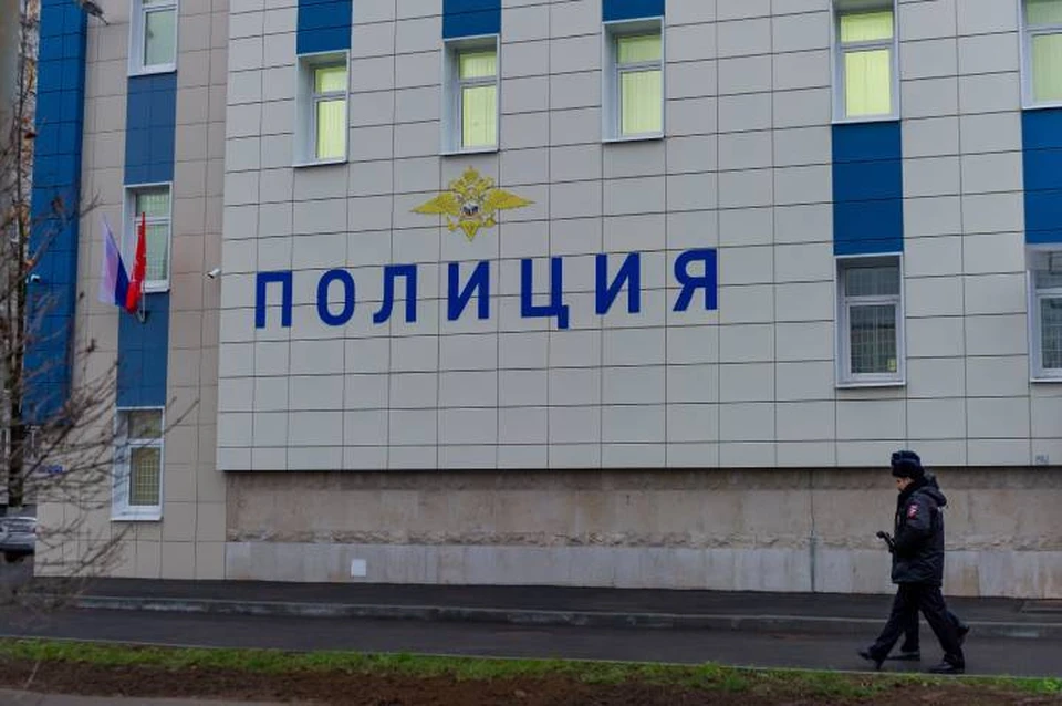 Пенсионерка у отдела полиции столкнудась с мошенником.