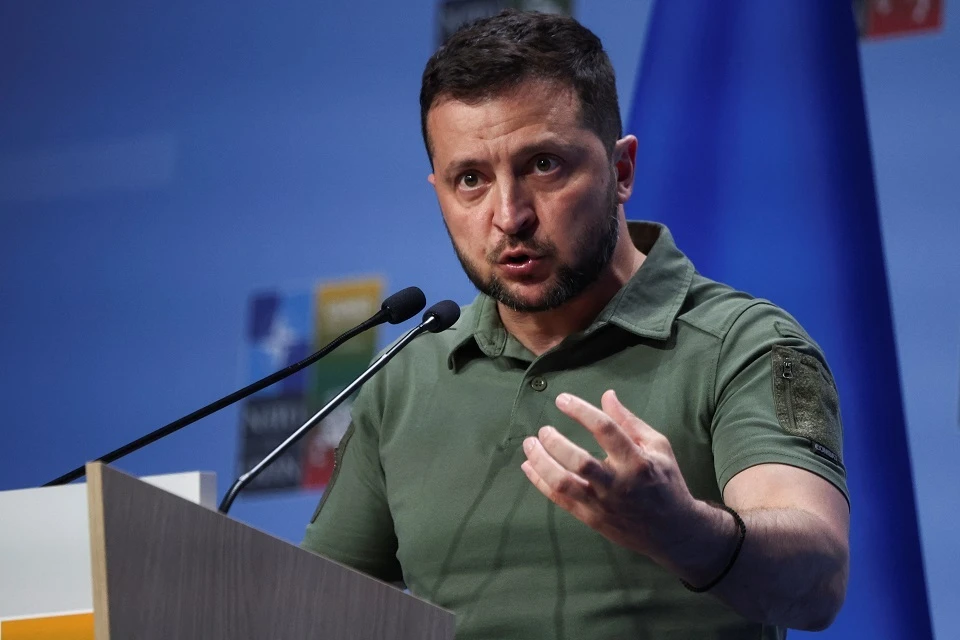 Зеленский тянет время и ждёт помощи: на Западе раскрыли хитрый план главы киевской хунты