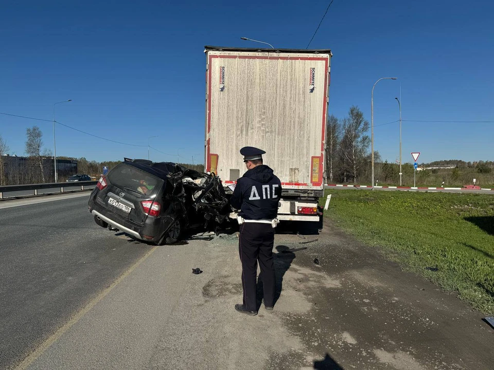 На трассе Пермь – Екатеринбург легковушка влетела в грузовик Volvo. Фото: Госавтоинспекция Свердловской области