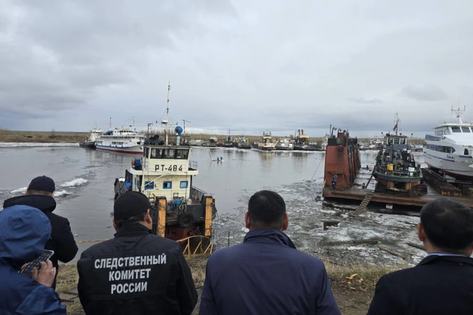 Вода хлынула в трюм судна, предварительная причина - резкий подъем уровня воды. Фото: минтранс РС (Я)