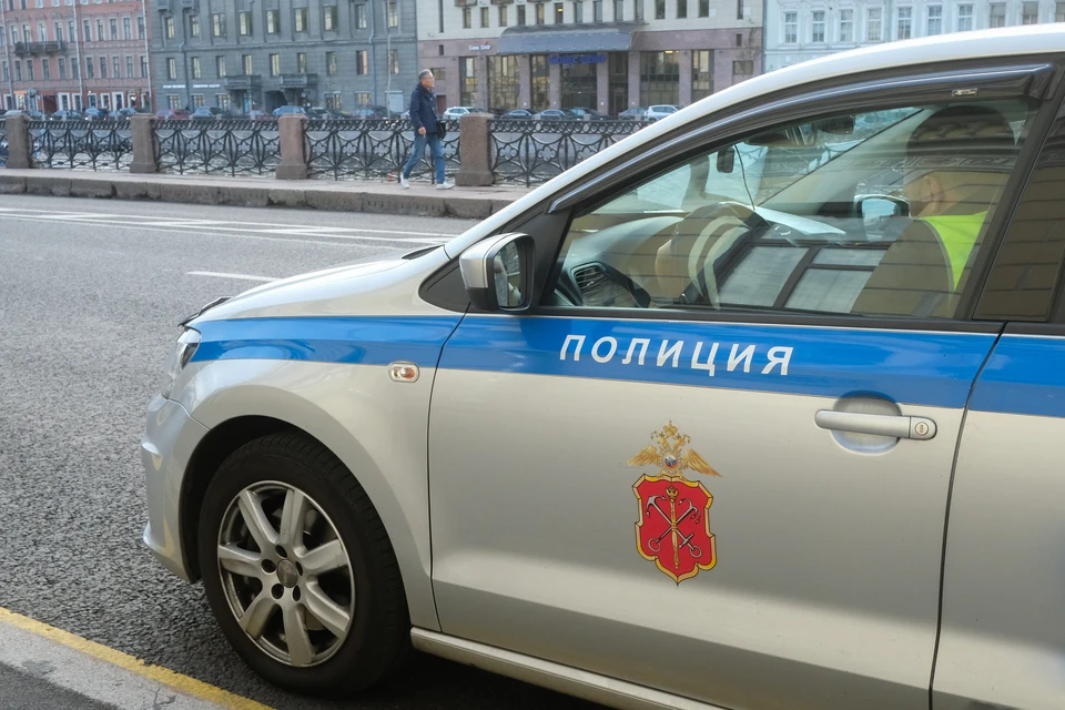 Водитель ВАЗа проехал перекресток на красный свет.