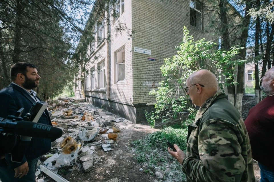 Вначале территорию разрушенного детсада необходимо будет очистить от строительного мусора. Фото: ТГ/Моргун