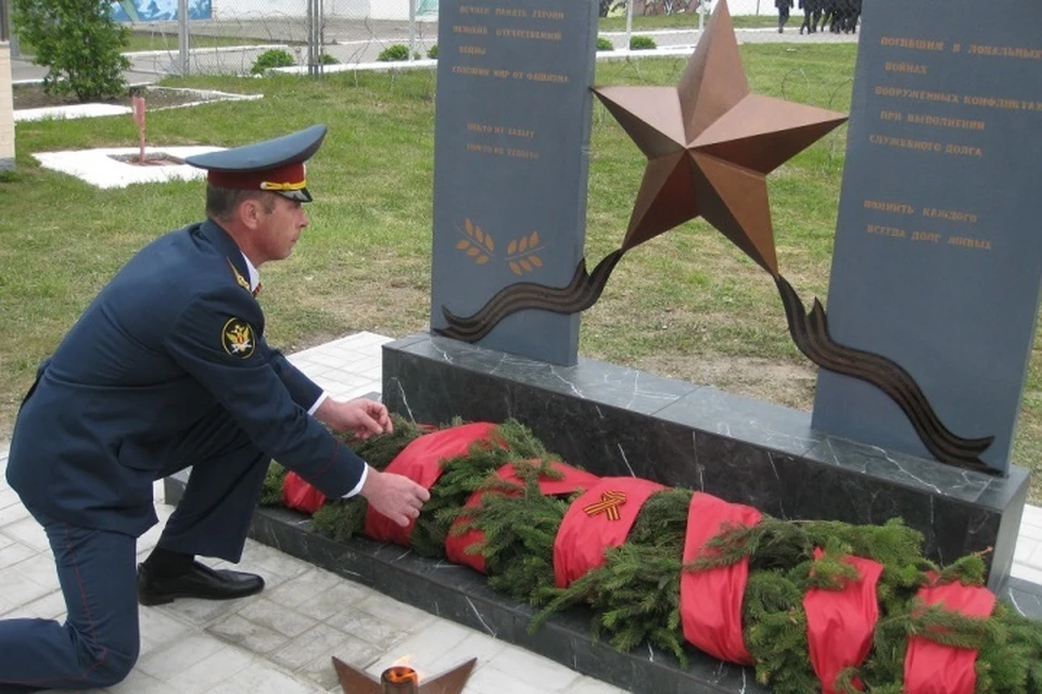 К Вечному огню возложили Гирлянду Славы и Памяти.