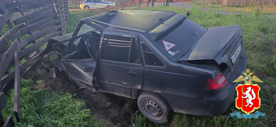 Водитель Daewoo Nexia съехал с дороги и врезался в забор. Фото: Госавтоинспекция Свердловской области