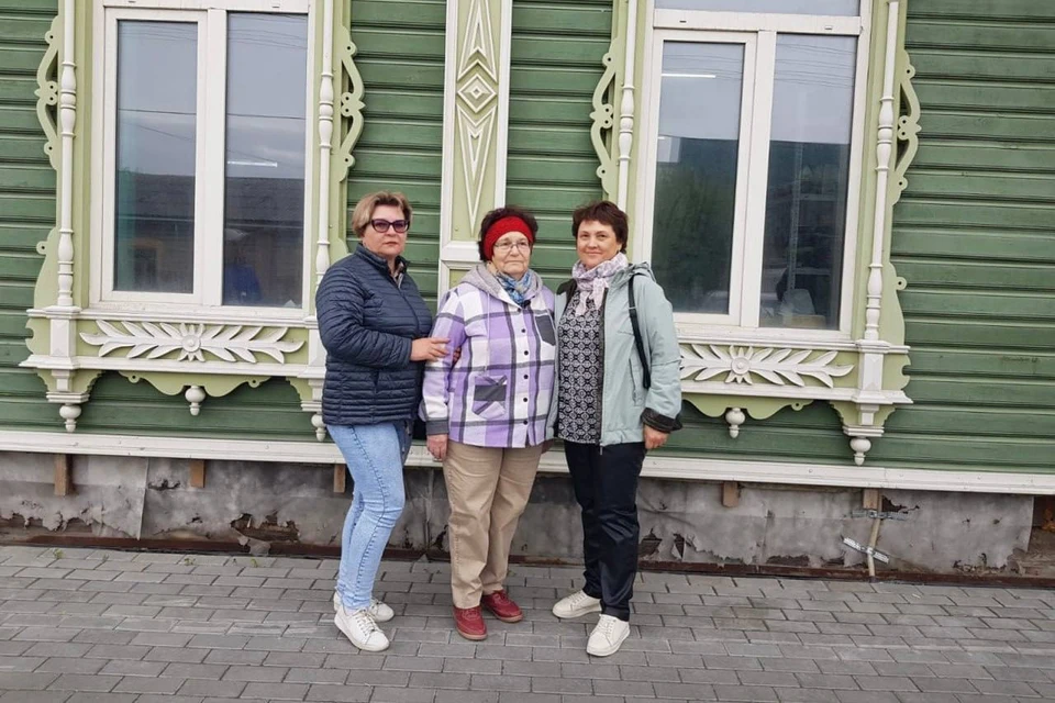 Нинель Крюгер с родственниками у здания аптеки Крюгер