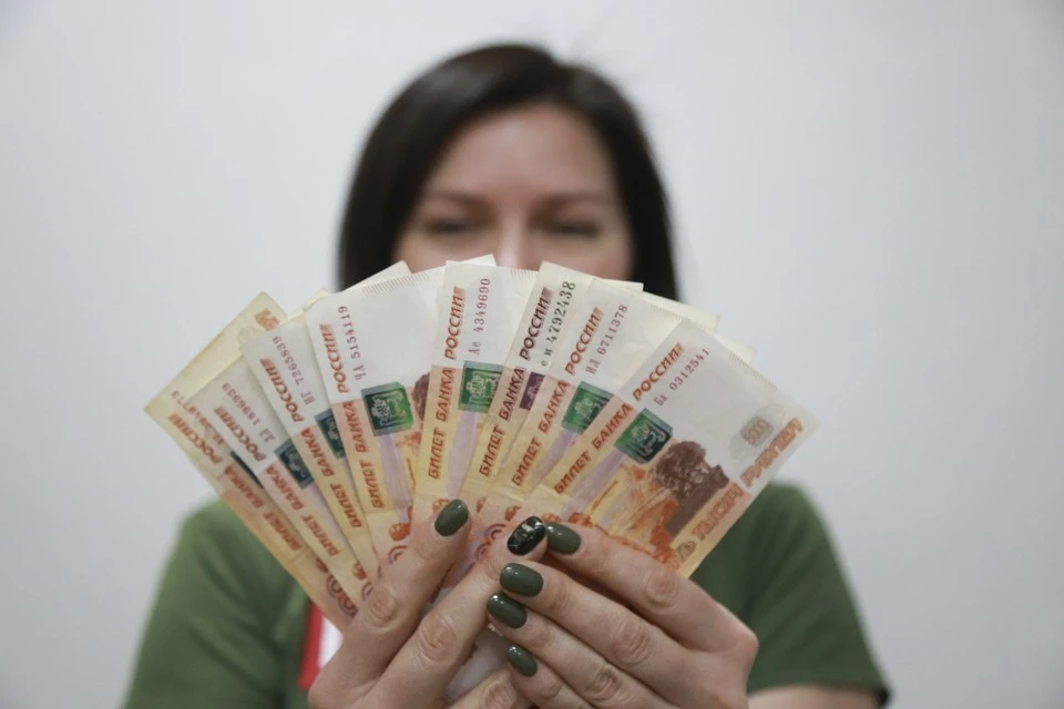 Средняя зарплата в России достигла нового рекорда и продолжает расти